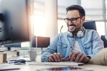 Glücklicher Freelancer